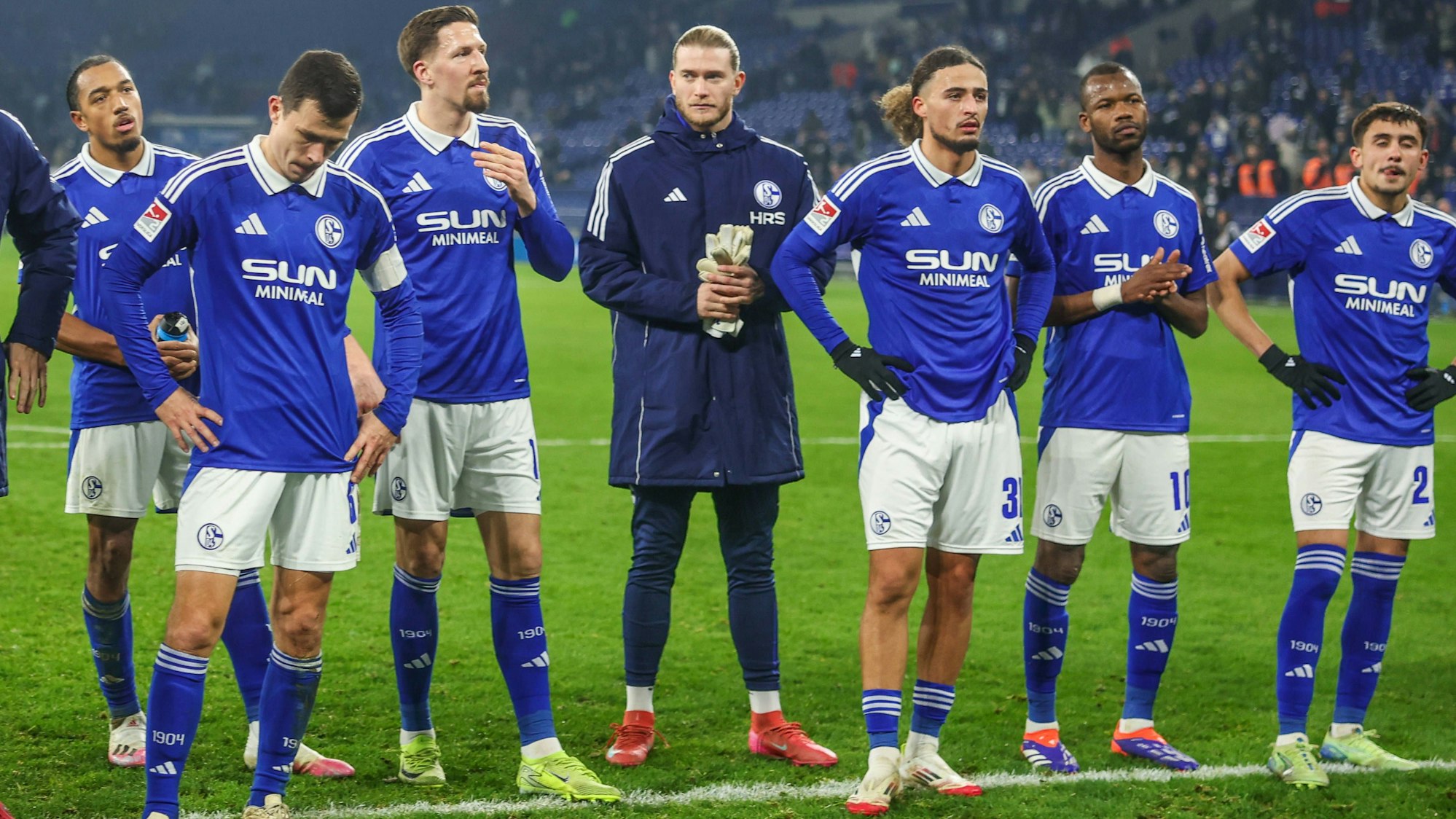 Die Schalke-Profis bedanken sich nach der Niederlage gegen Magdeburg bei den Fans.