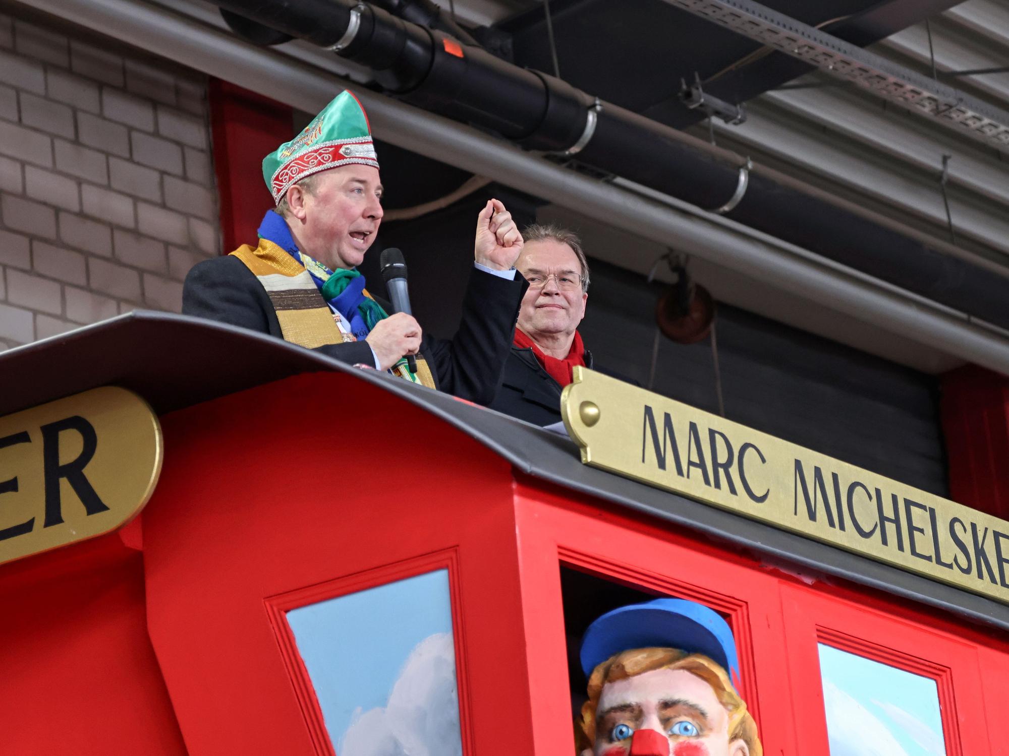 Robert Kleine und Bernhard Seiger stehen auf einem Wagen.