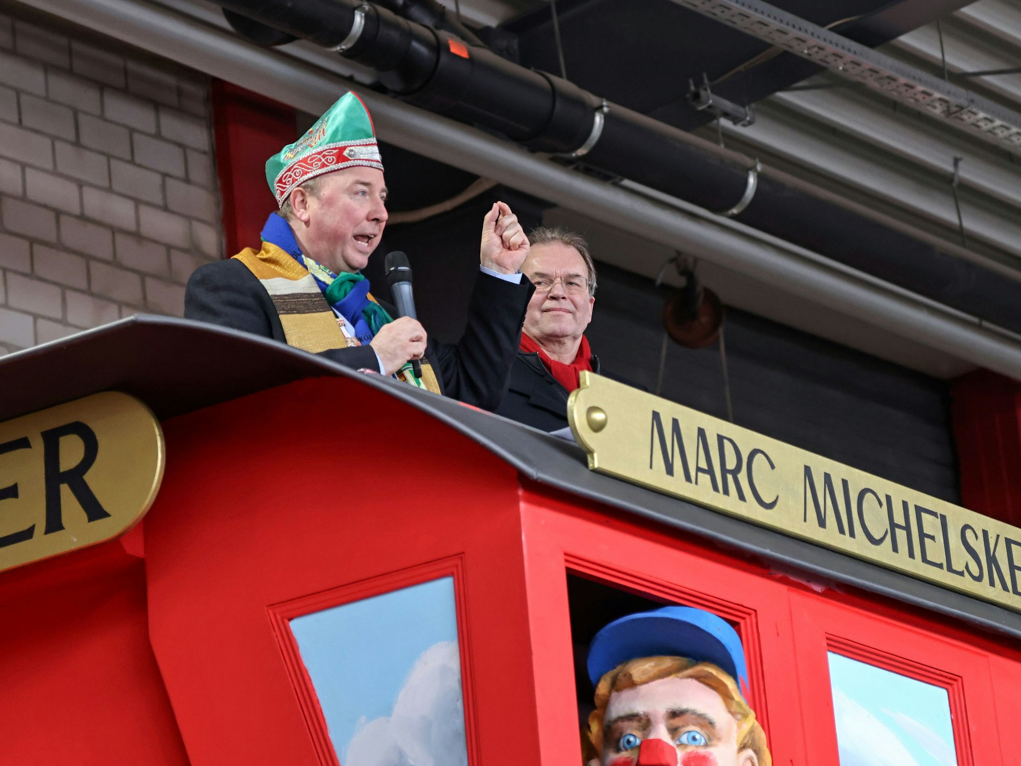 Robert Kleine und Bernhard Seiger stehen auf einem Wagen.