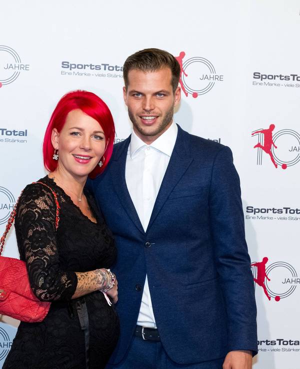 Dennis Diekmeier mit seiner Ehefrau Dana bei deiner Gala.
