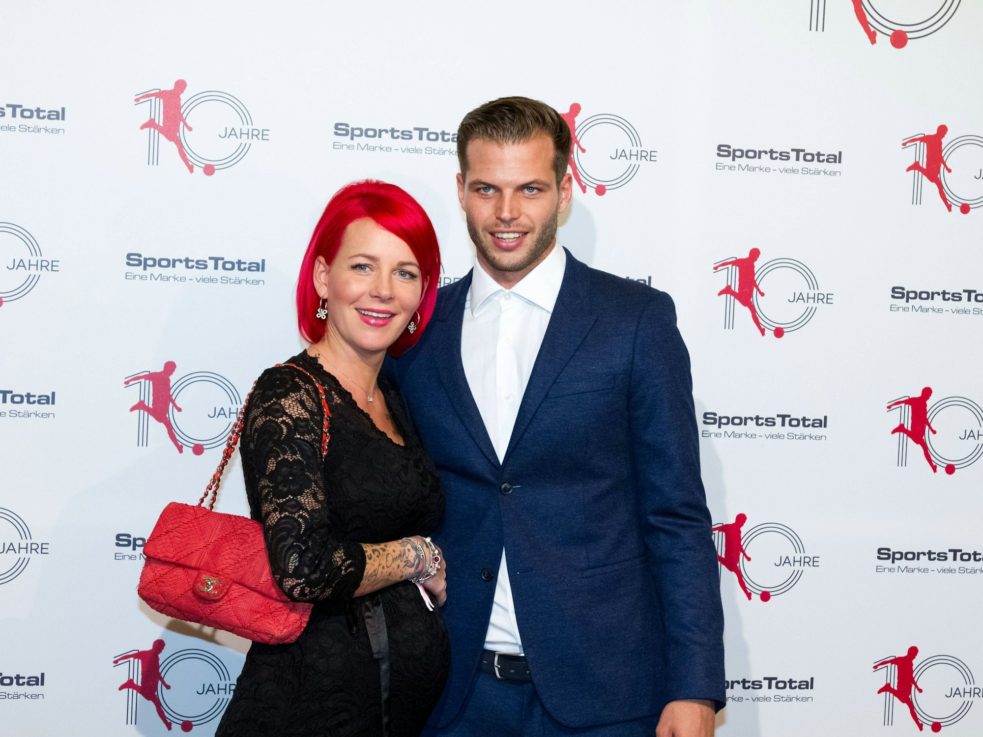 Dennis Diekmeier mit seiner Ehefrau Dana bei deiner Gala.