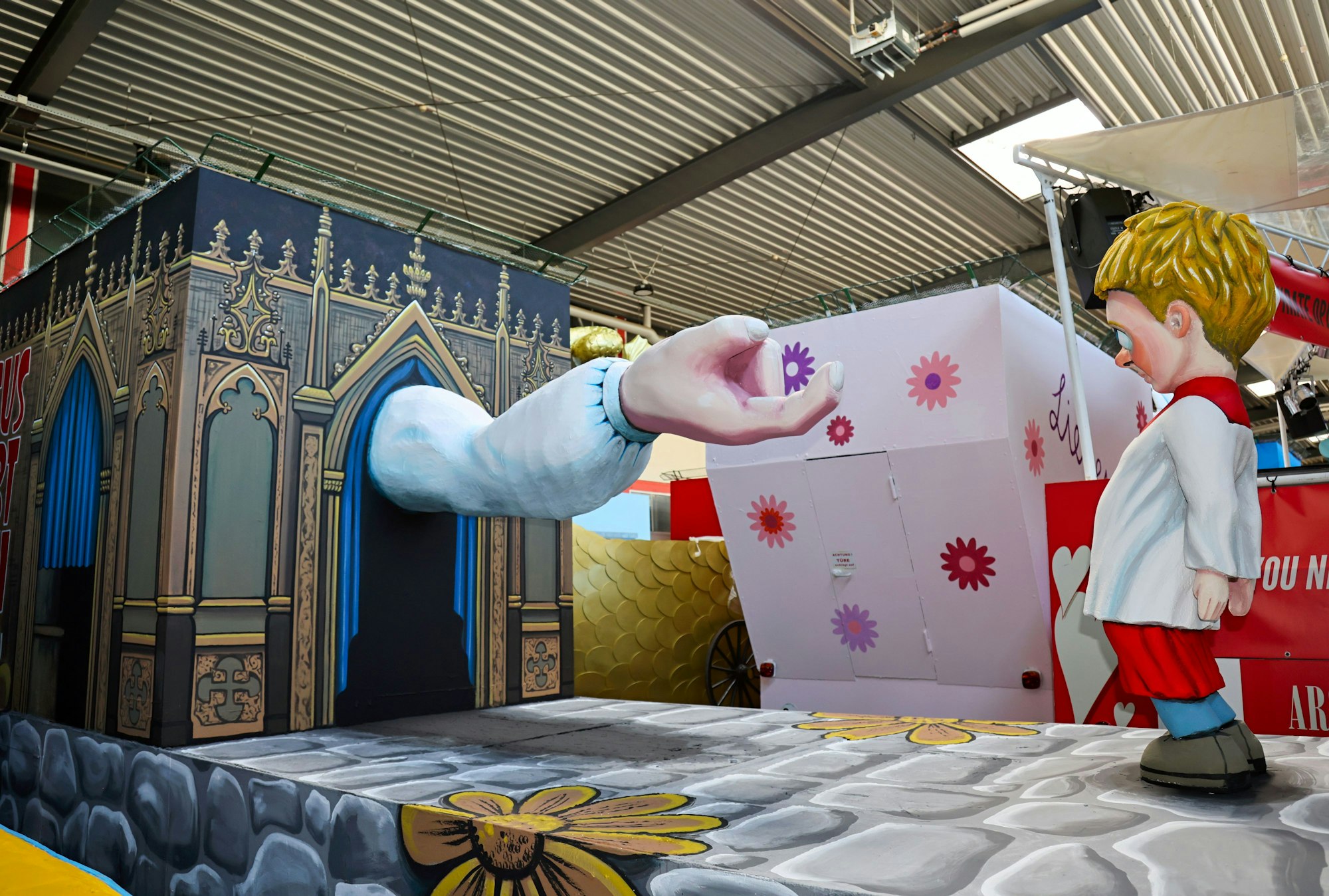 Motivwagen „Jesus liebt dich“ im Rosenmontagszug.