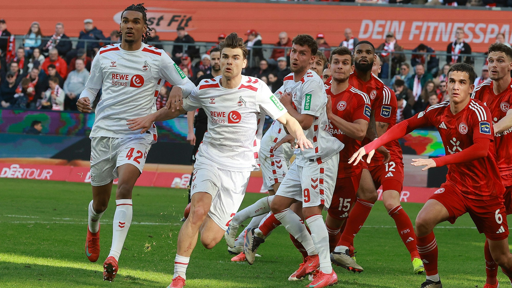 Damion Downs wartet im Derby auf eine Ecke.