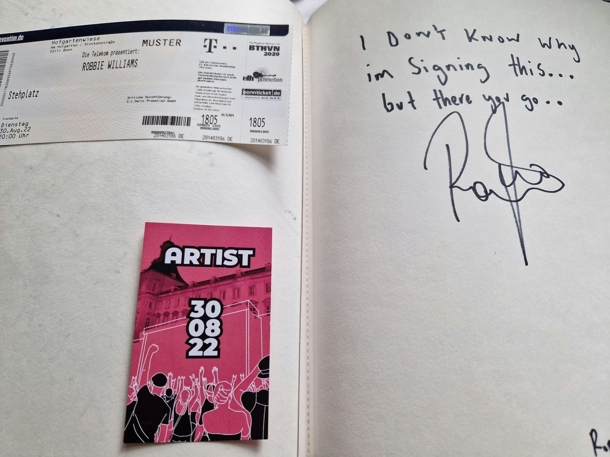 Autogramm von Robbie Williams im Gästebuch.