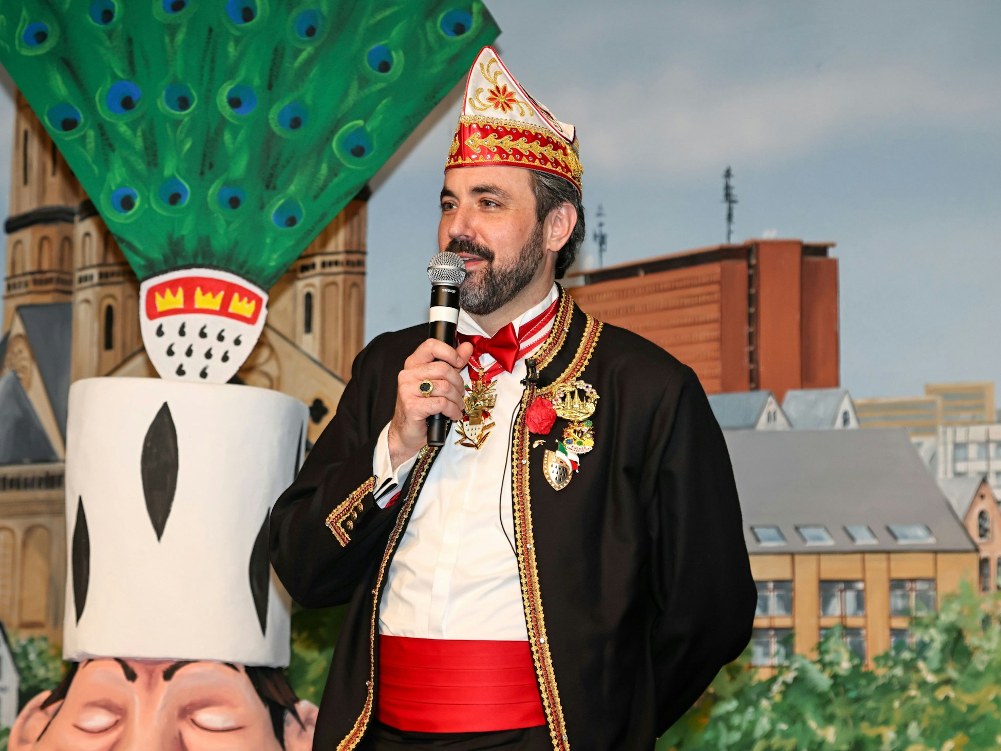 Zugleiter Marc Michelske spricht.