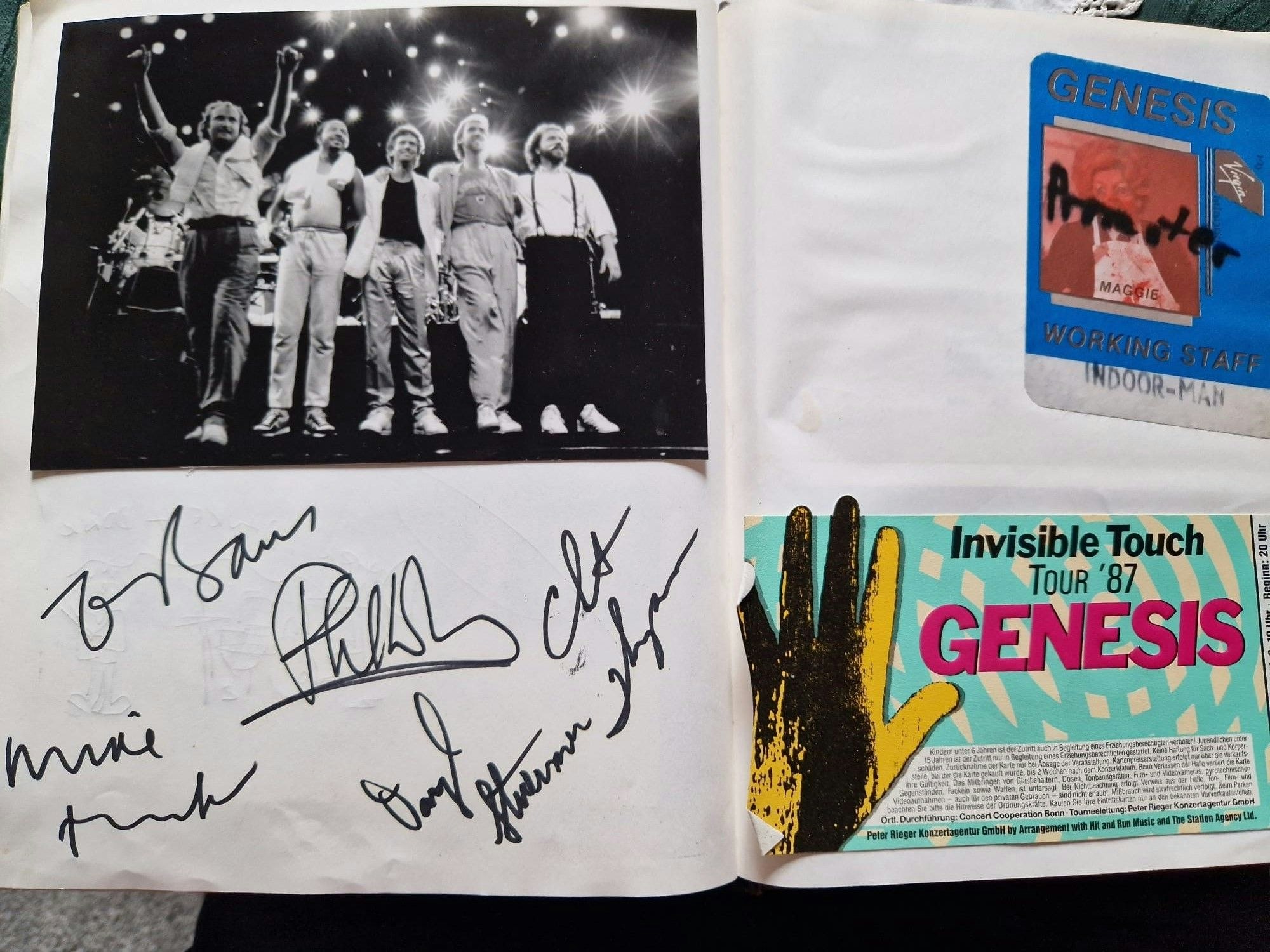 Autogramme von Genesis im Gästebuch.