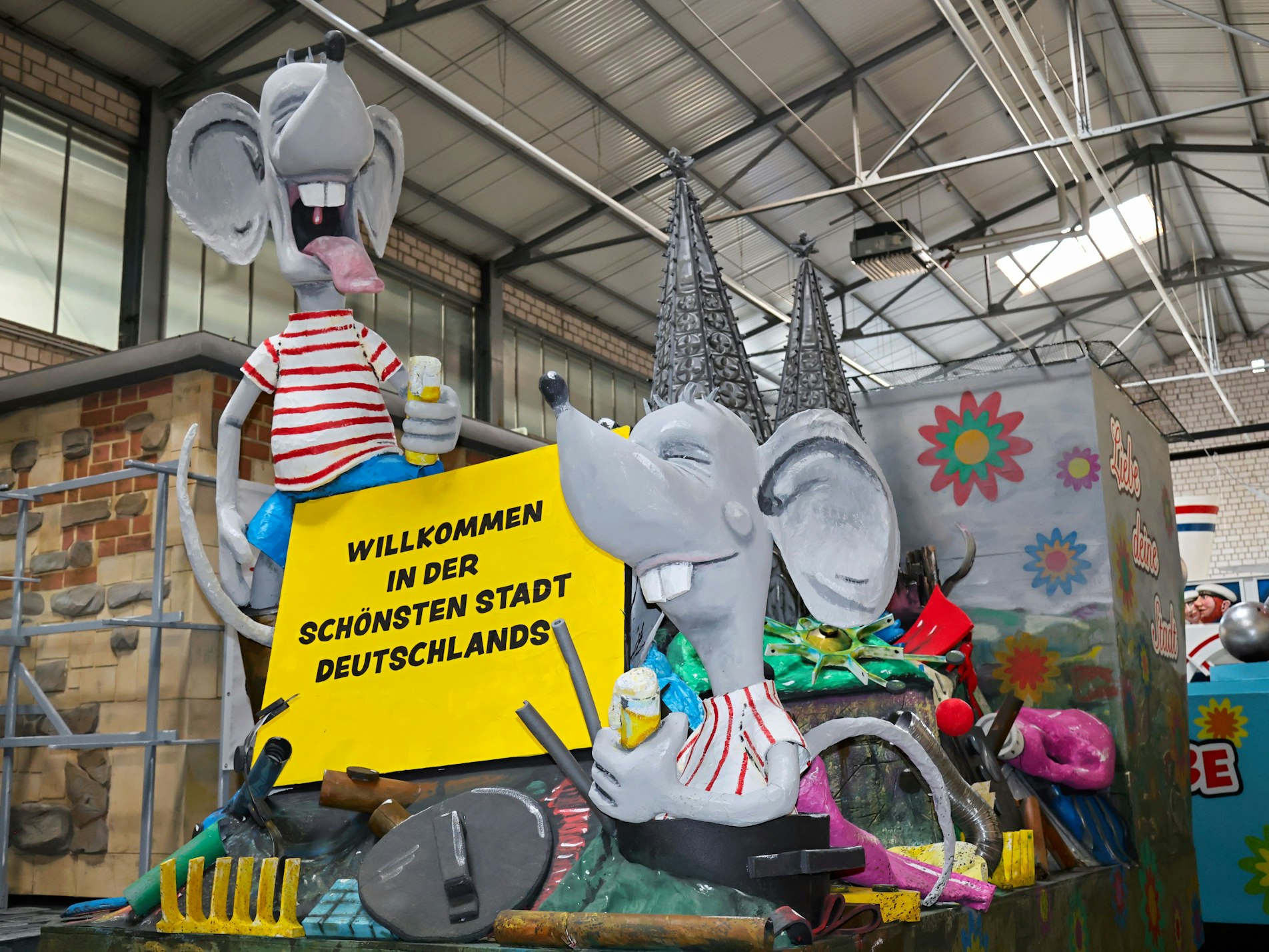 Mottowagen Köln versinkt im Müll.