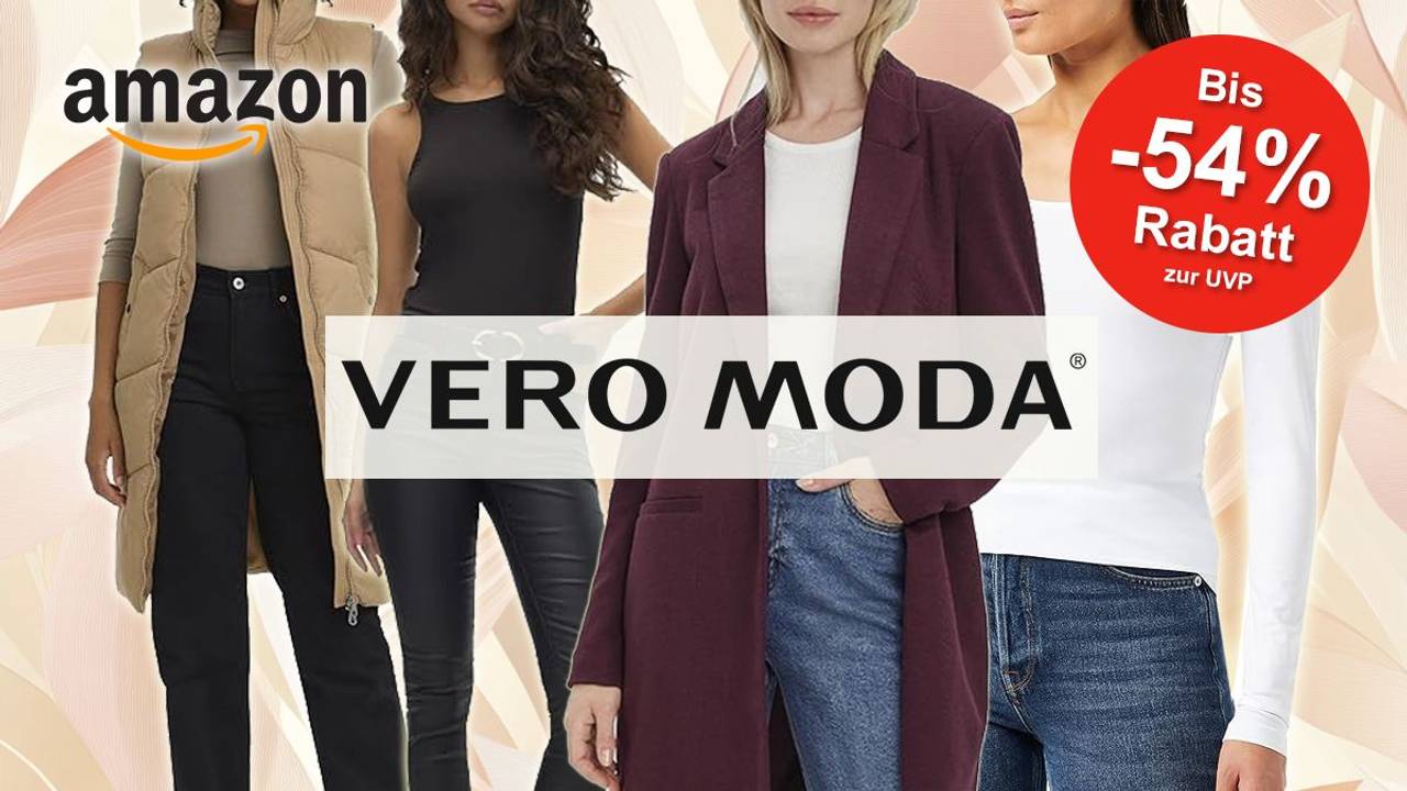 Anordnung verschiedener Vero Moda Kleidungsstücke vor einem Hintergrund mit einem hellen Muster.