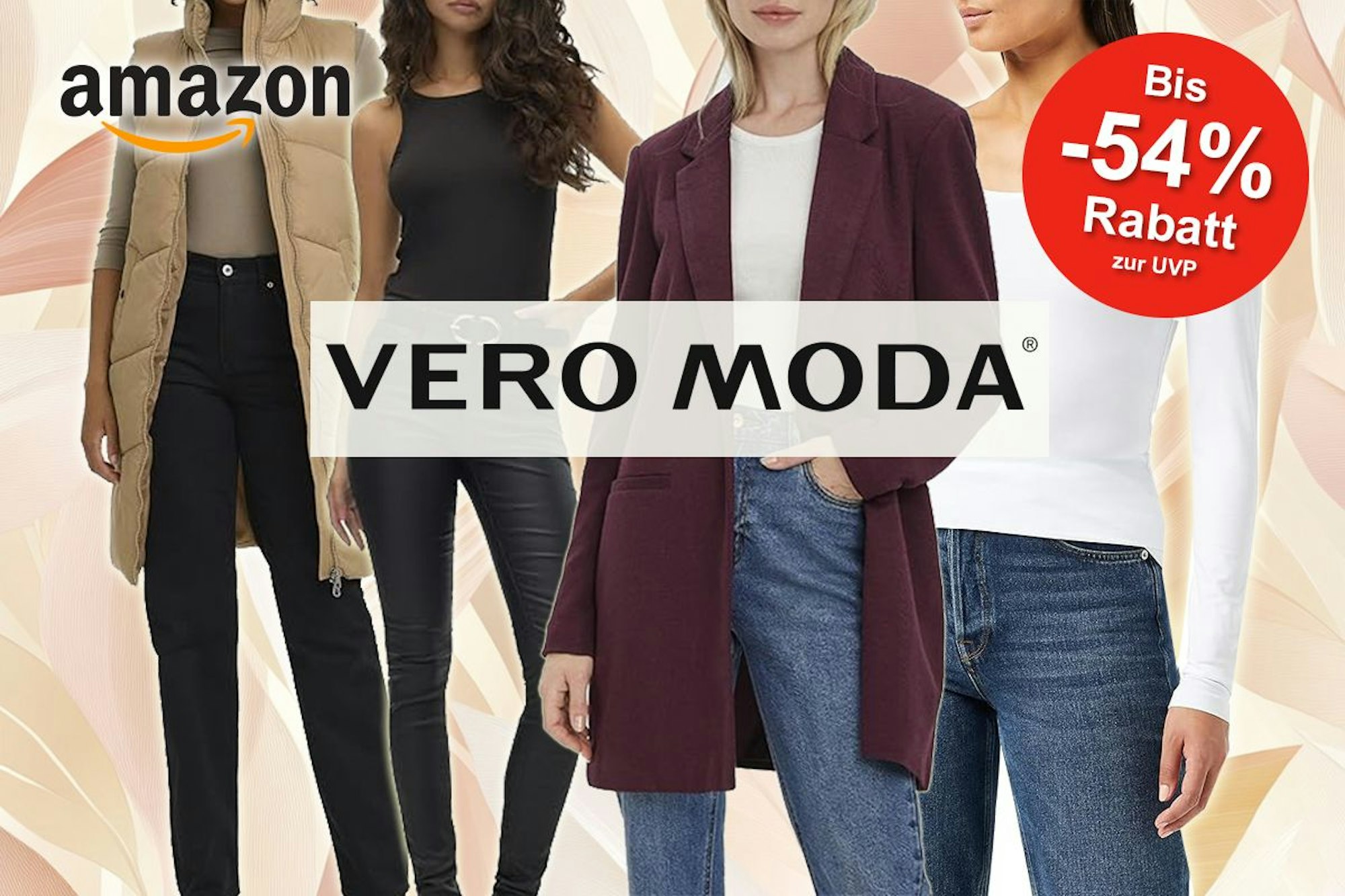 Anordnung verschiedener Vero Moda Kleidungsstücke vor einem Hintergrund mit einem hellen Muster.