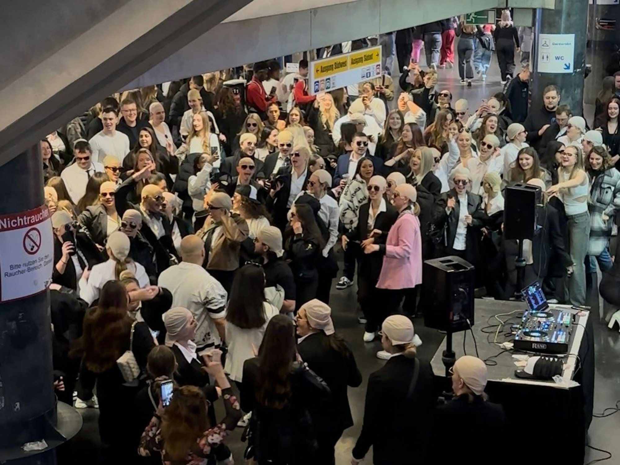 Pitbull-Fans feiern in der Lanxess-Arena.