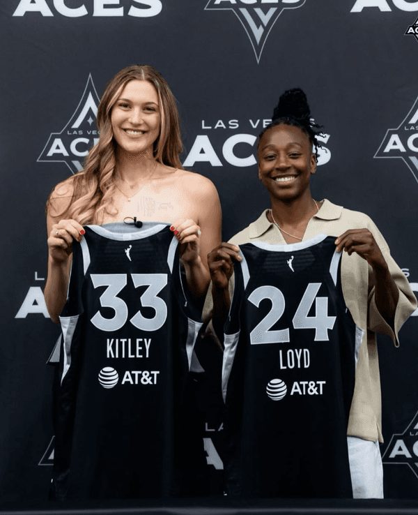 Elizabeth Kitley und Jewell Loyd präsentieren ihre neuen Trikots.
