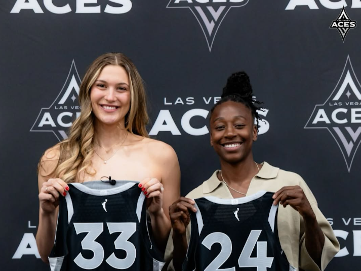 Elizabeth Kitley und Jewell Loyd präsentieren ihre neuen Trikots.