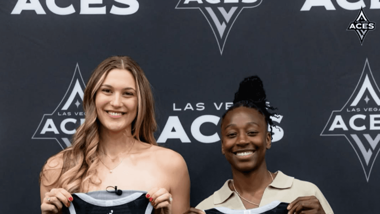 Elizabeth Kitley und Jewell Loyd präsentieren ihre neuen Trikots.