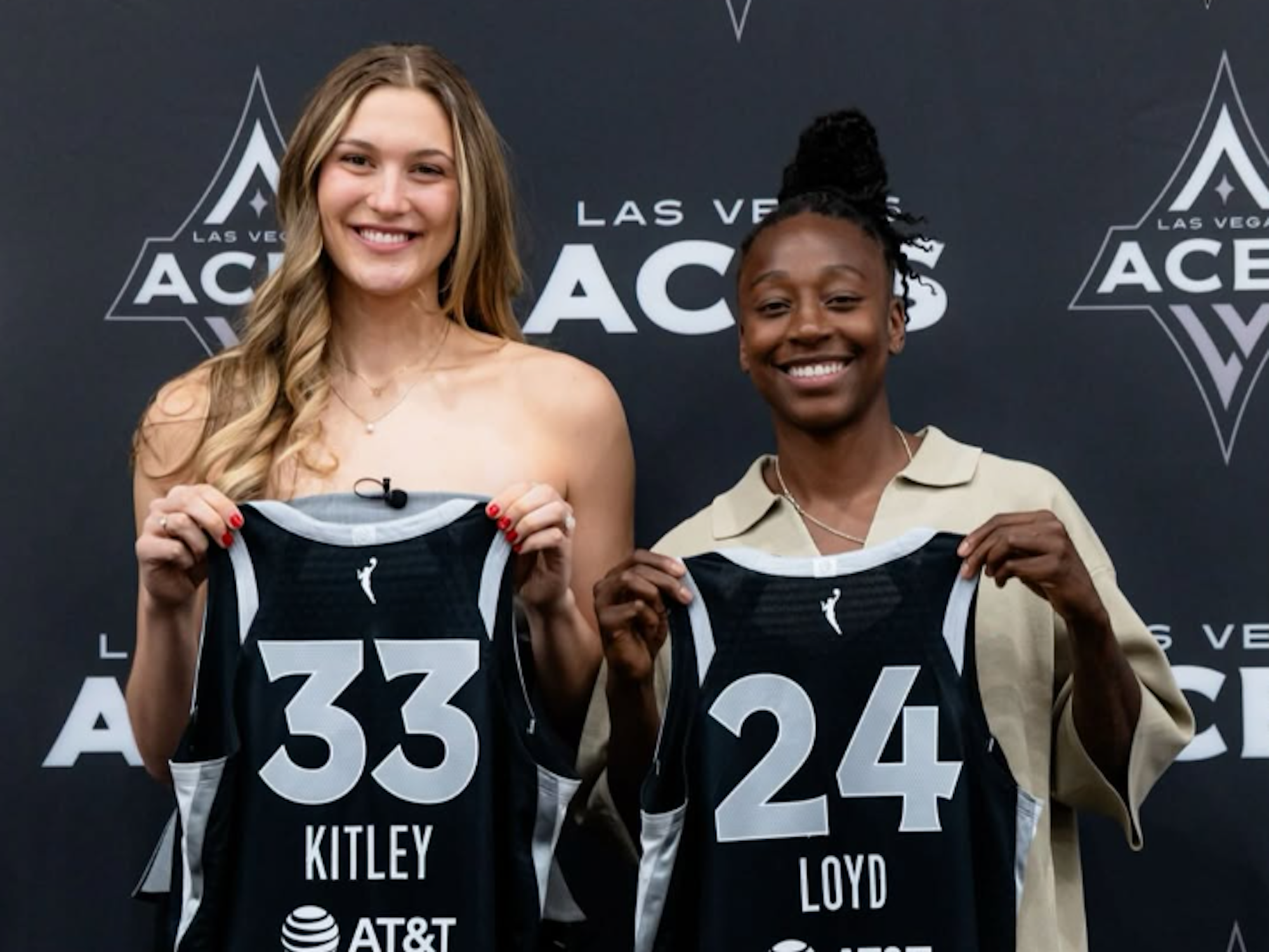 Elizabeth Kitley und Jewell Loyd präsentieren ihre neuen Trikots.