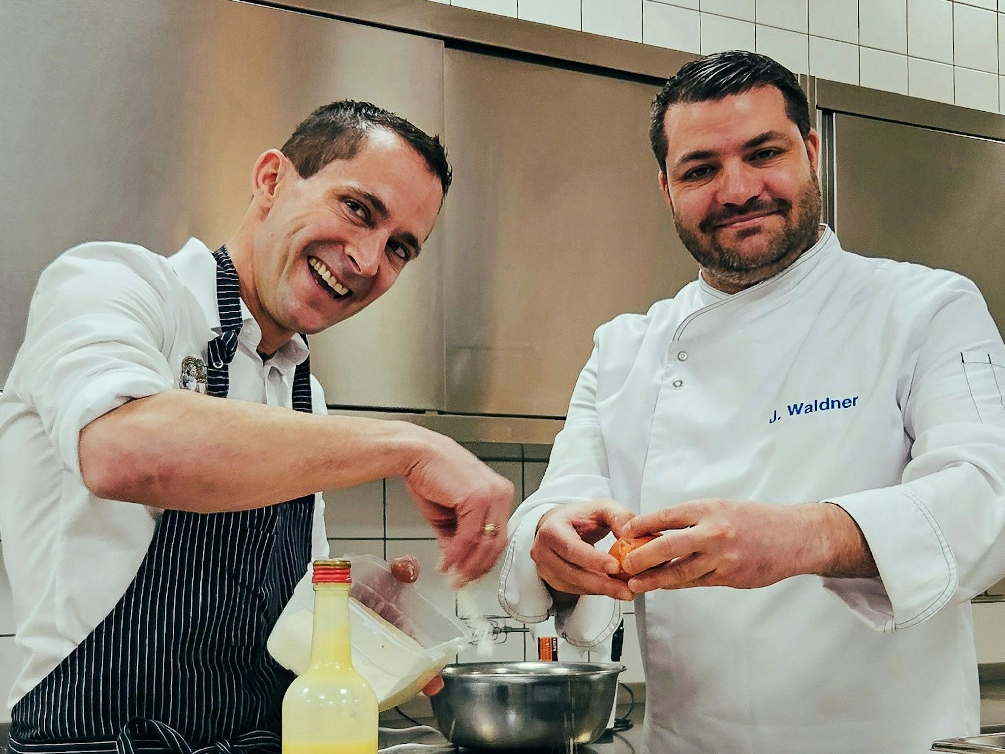 Hendrik Ermen macht Eierlikör mit Julian Waldner.