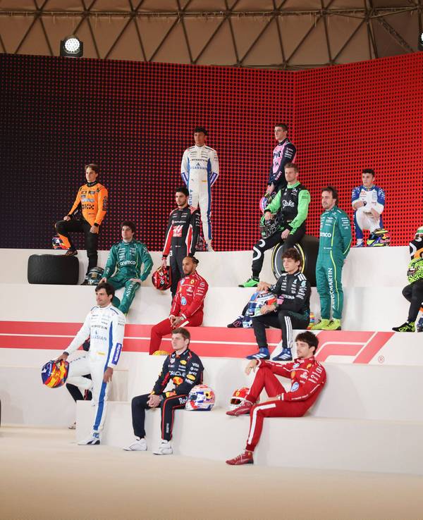Alle Fahrer der Formel 1 sitzen für ein Fotoshooting bereit.