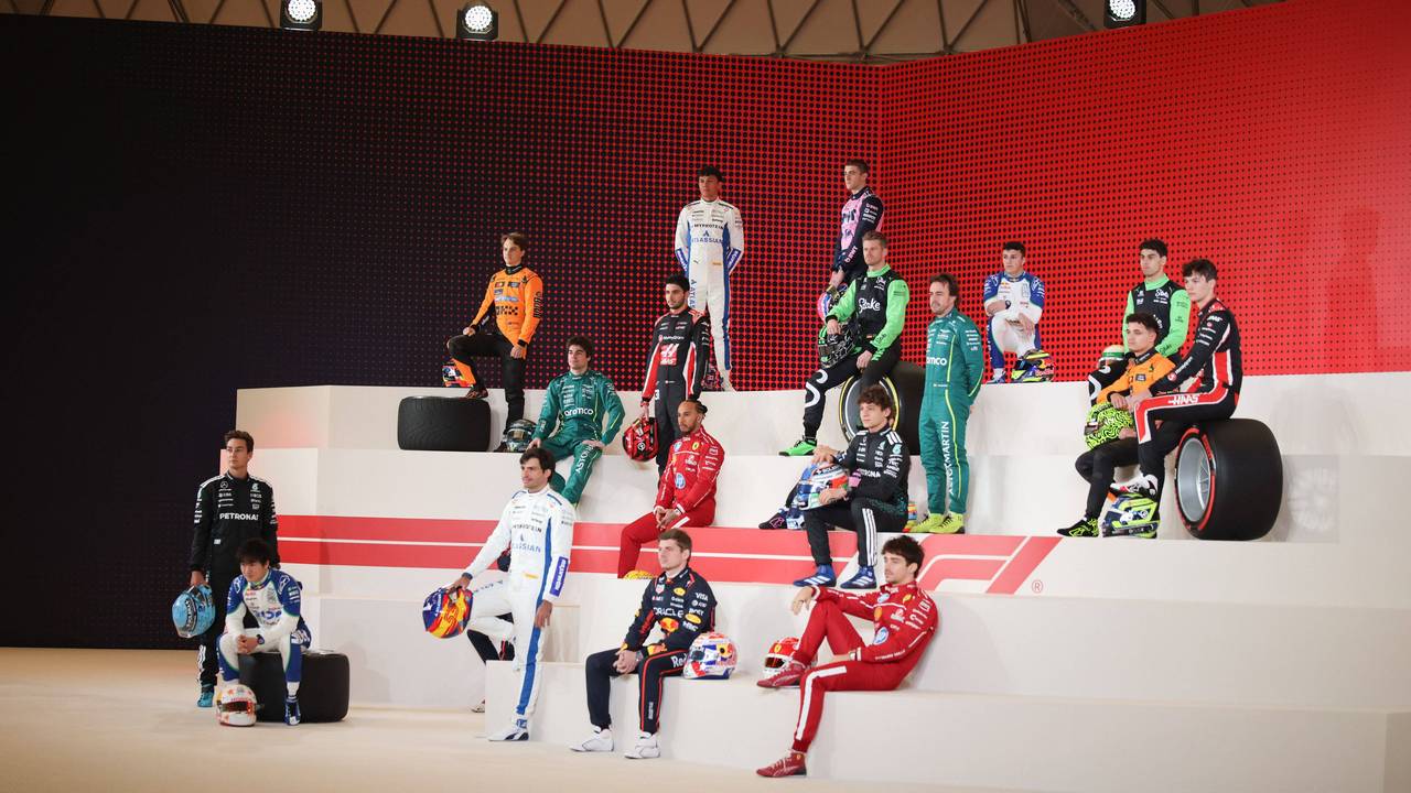 Alle Fahrer der Formel 1 sitzen für ein Fotoshooting bereit.