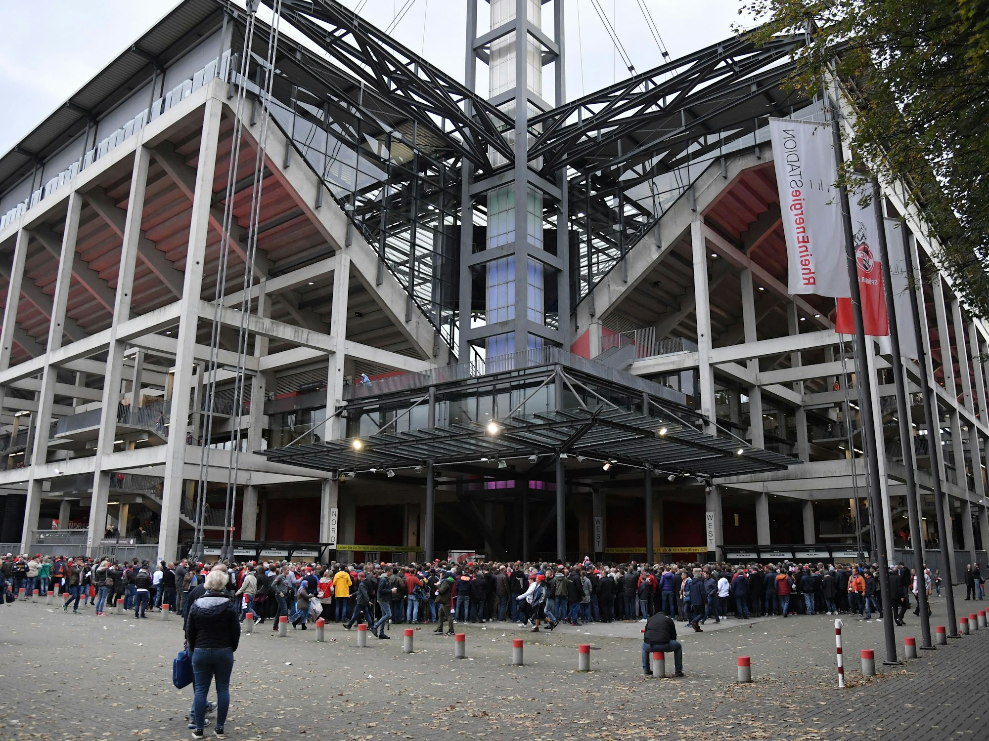 Blick auf das Rhein-Energie-Stadion (Archivfoto)