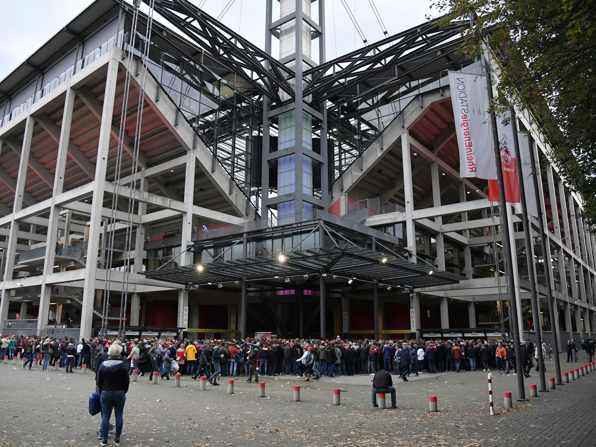Der Einlass-Bereich am Rhein-Energie-Stadion vor dem Spiel zwischen dem 1. FC Köln und Hertha BSC am 20. September 2020.