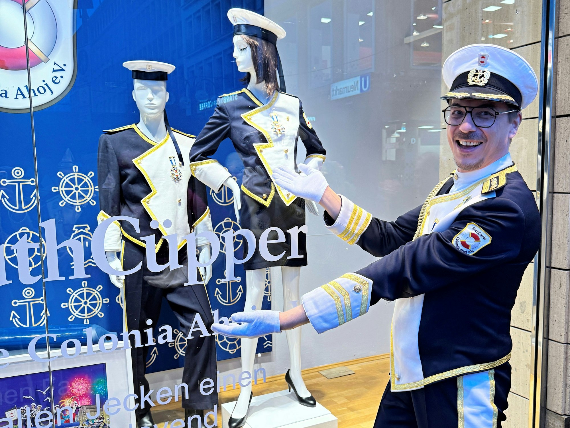 Dieter Hellermann steht vor dem Schaufenster der StattGarde.