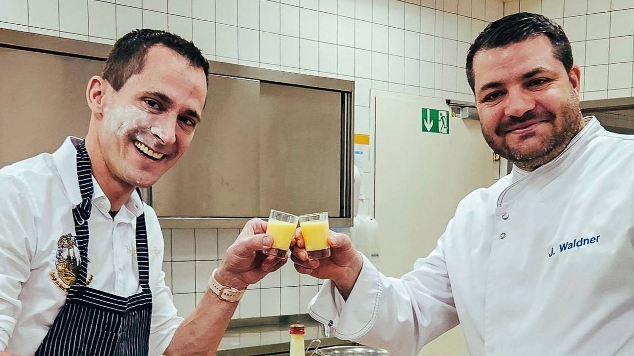 Hendrik Ermen und Julian Waldner mit Eierlikör.
