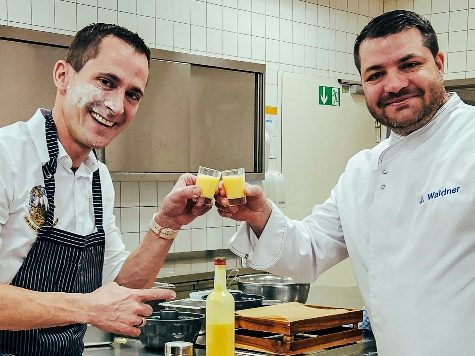 Hendrik Ermen und Julian Waldner mit Eierlikör.