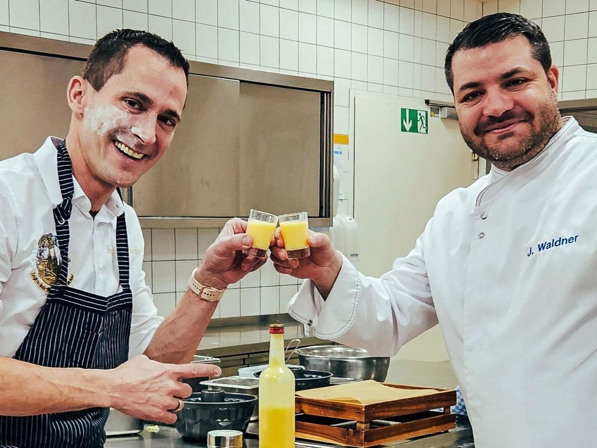 Hendrik Ermen und Julian Waldner mit Eierlikör.