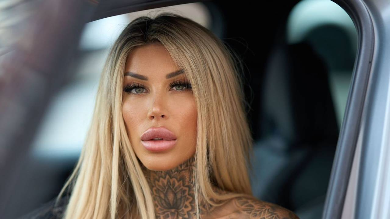 Zu sehen ist die Erotik-Influencerin Jacky Inked bei einem Fotoshooting in einem Auto.