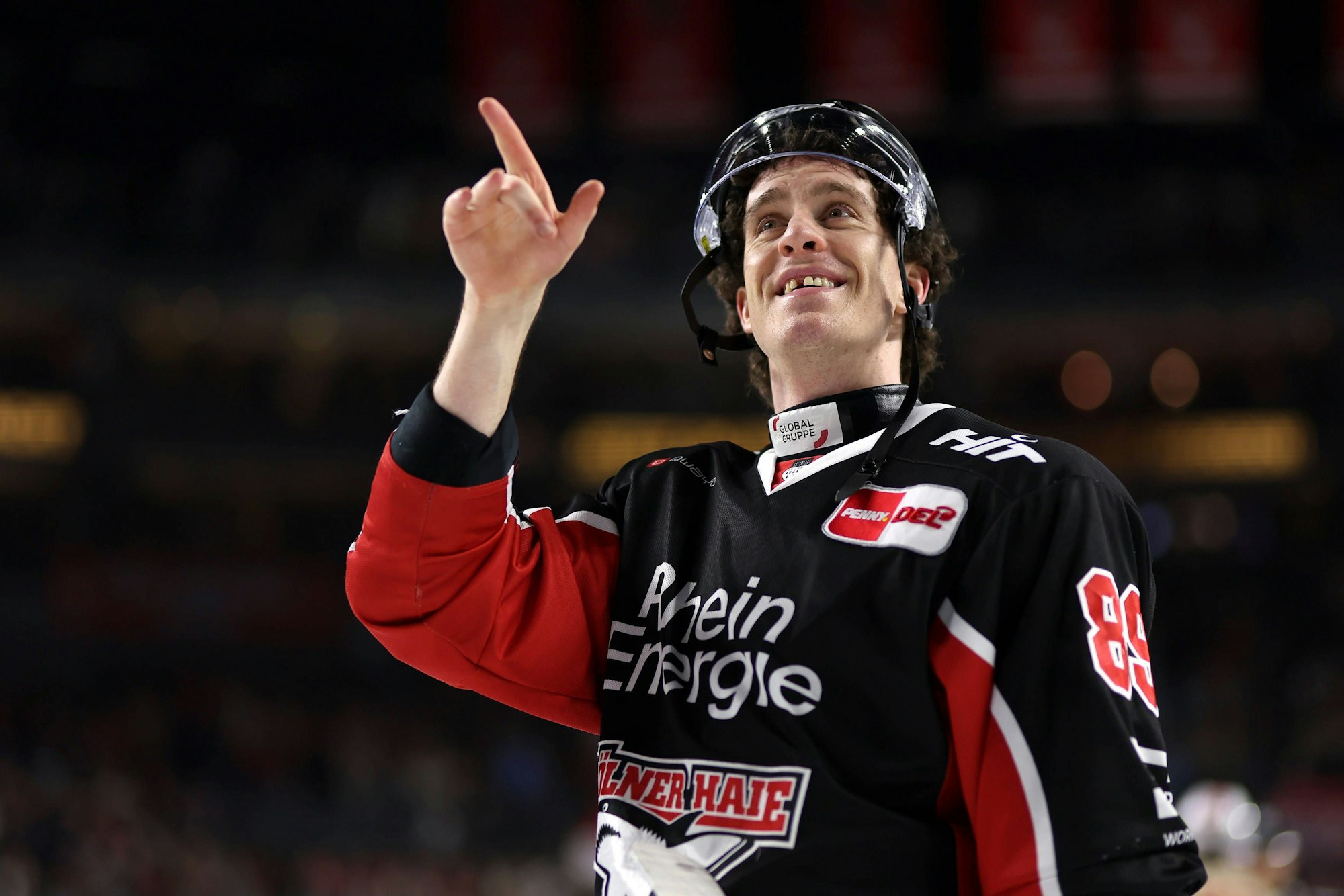 Gregor MacLeod gestikuliert Richtung Tribüne.