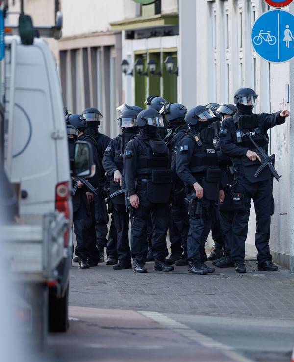 26.02.2025, Nordrhein-Westfalen, Bielefeld: Schwerbewaffnete Einsatzkräfte der Polizei sichern eine Straße vor dem Landgericht in der Innenstadt. In der Nähe des Landgerichts Bielefeld sind Schüsse gefallen - ein Mensch wurde lebensgefährlich verletzt. Nach den Schüssen in der Nähe des Landgerichts ist ein Tatverdächtiger festgenommen worden. Das erfuhr die Deutsche Presse-Agentur aus Polizeikreisen. Foto: Friso Gentsch/dpa +++ dpa-Bildfunk +++