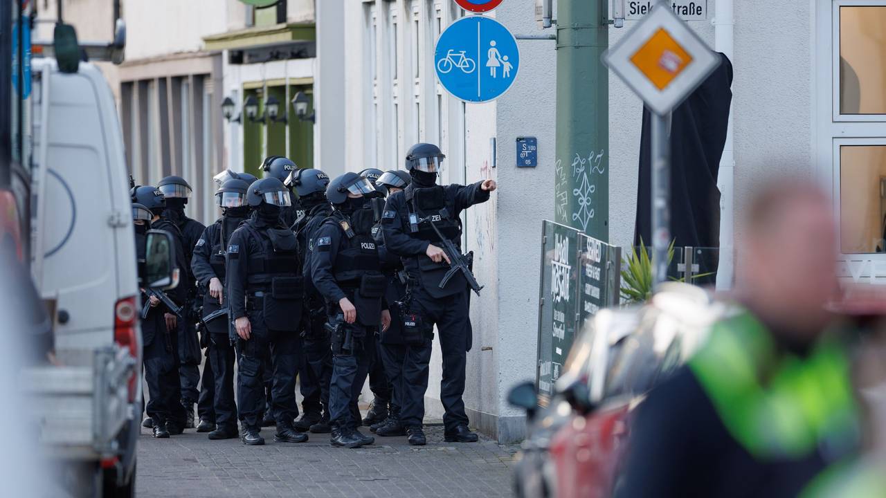 26.02.2025, Nordrhein-Westfalen, Bielefeld: Schwerbewaffnete Einsatzkräfte der Polizei sichern eine Straße vor dem Landgericht in der Innenstadt. In der Nähe des Landgerichts Bielefeld sind Schüsse gefallen - ein Mensch wurde lebensgefährlich verletzt. Nach den Schüssen in der Nähe des Landgerichts ist ein Tatverdächtiger festgenommen worden. Das erfuhr die Deutsche Presse-Agentur aus Polizeikreisen. Foto: Friso Gentsch/dpa +++ dpa-Bildfunk +++