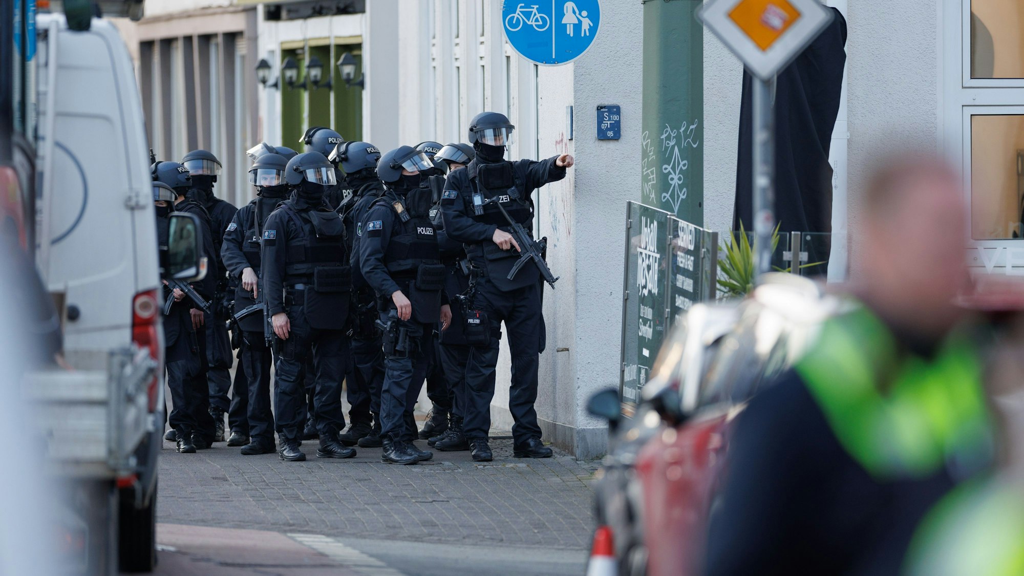 26.02.2025, Nordrhein-Westfalen, Bielefeld: Schwerbewaffnete Einsatzkräfte der Polizei sichern eine Straße vor dem Landgericht in der Innenstadt. In der Nähe des Landgerichts Bielefeld sind Schüsse gefallen - ein Mensch wurde lebensgefährlich verletzt. Nach den Schüssen in der Nähe des Landgerichts ist ein Tatverdächtiger festgenommen worden. Das erfuhr die Deutsche Presse-Agentur aus Polizeikreisen. Foto: Friso Gentsch/dpa +++ dpa-Bildfunk +++