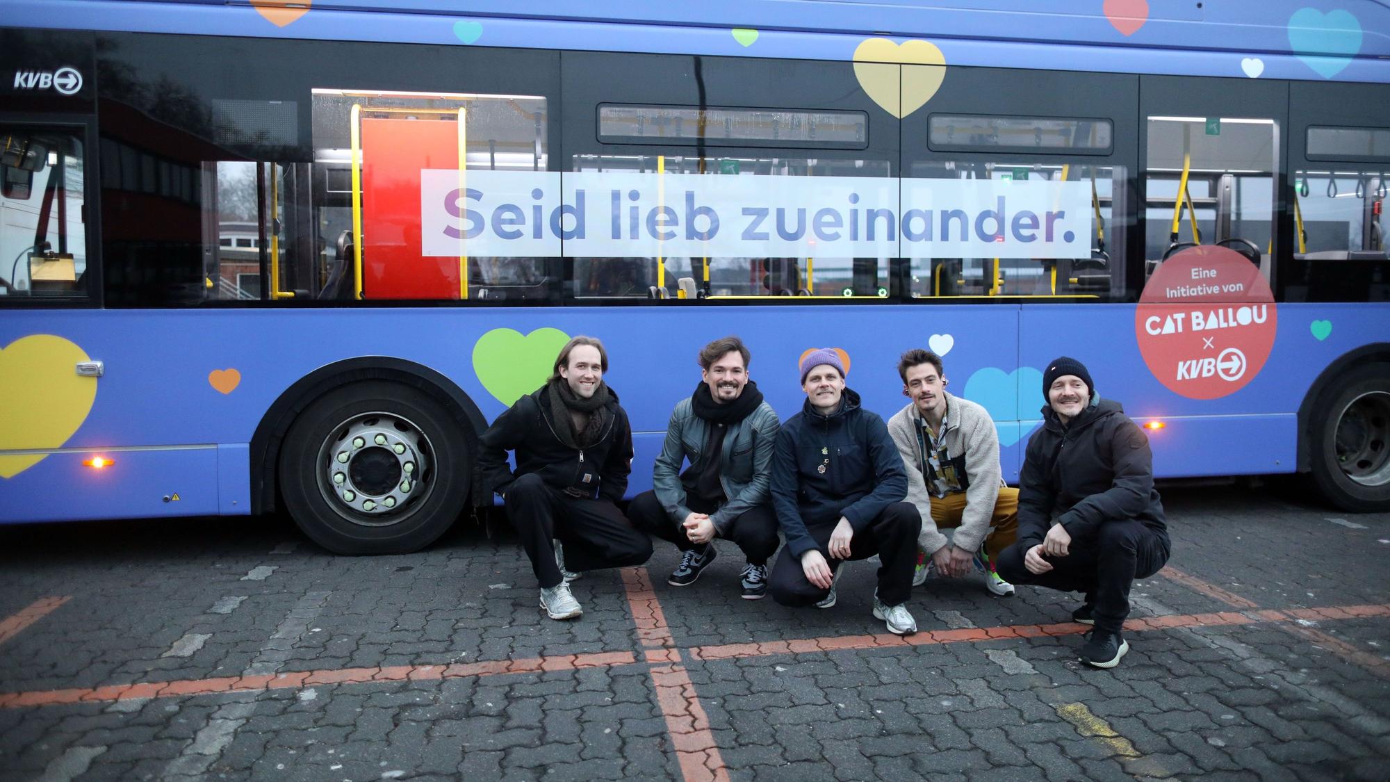 Die Band Cat Ballou stellt einen Bus vor.