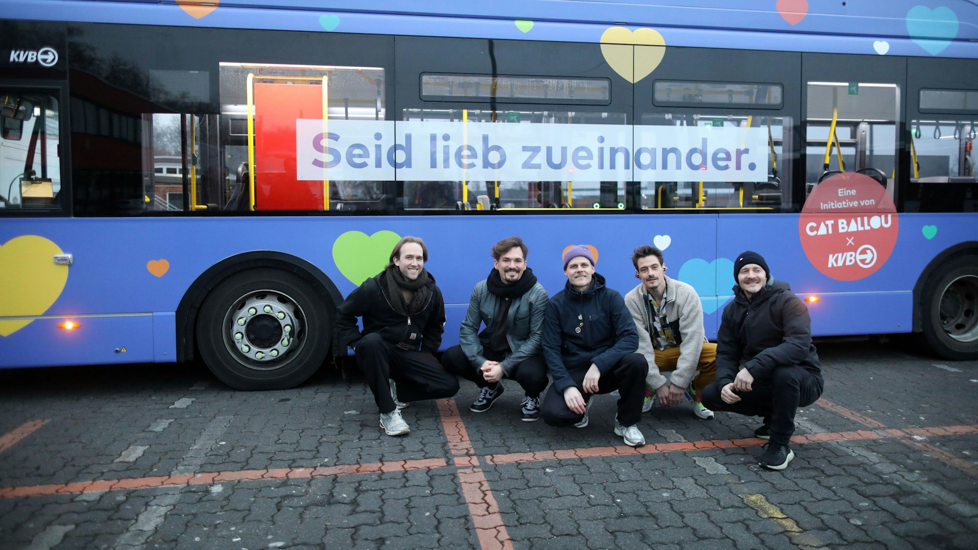 Die Band Cat Ballou stellt einen Bus vor.