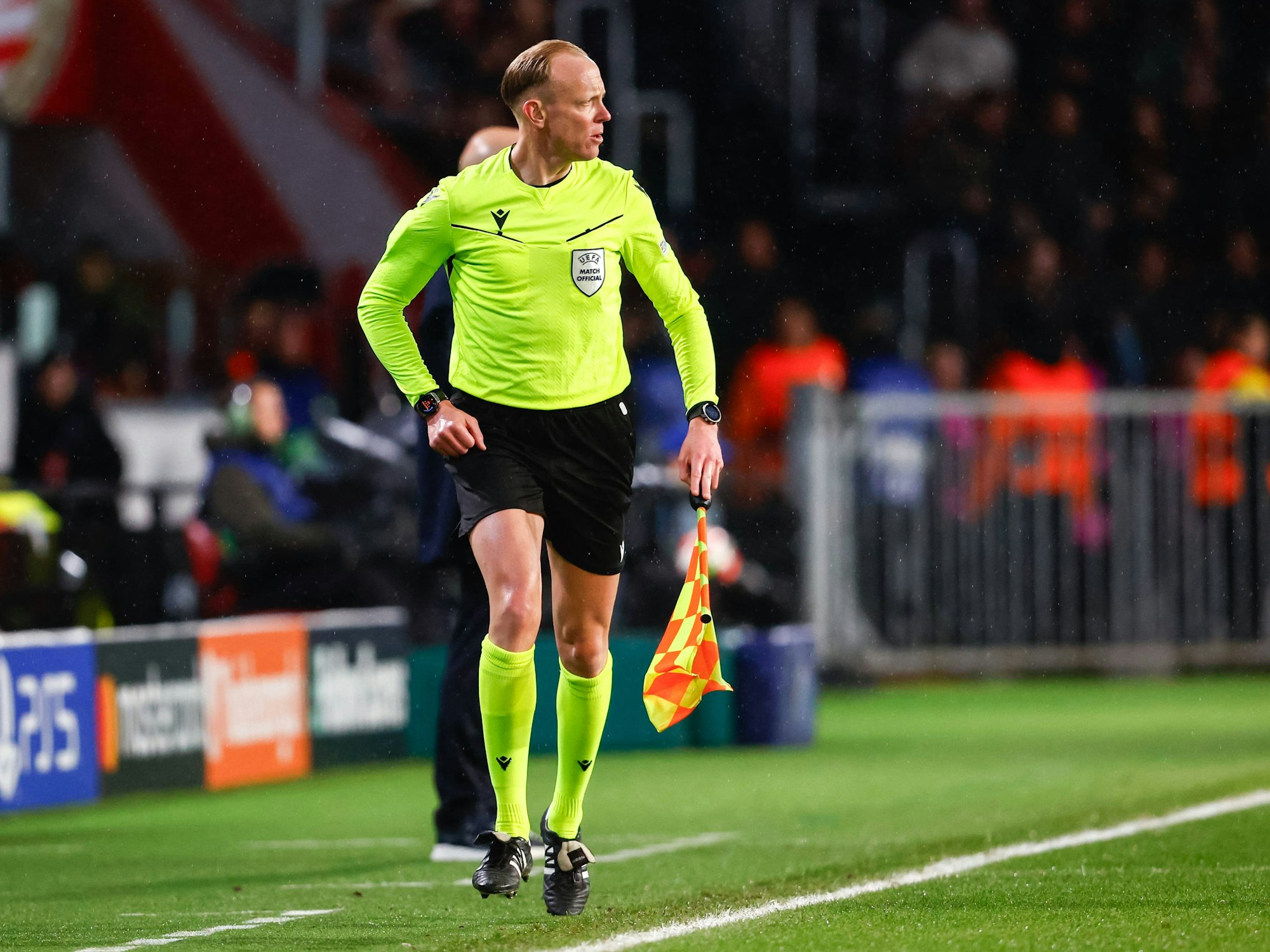 Christian Gittelmann läuft die Seitenlinie entlang.