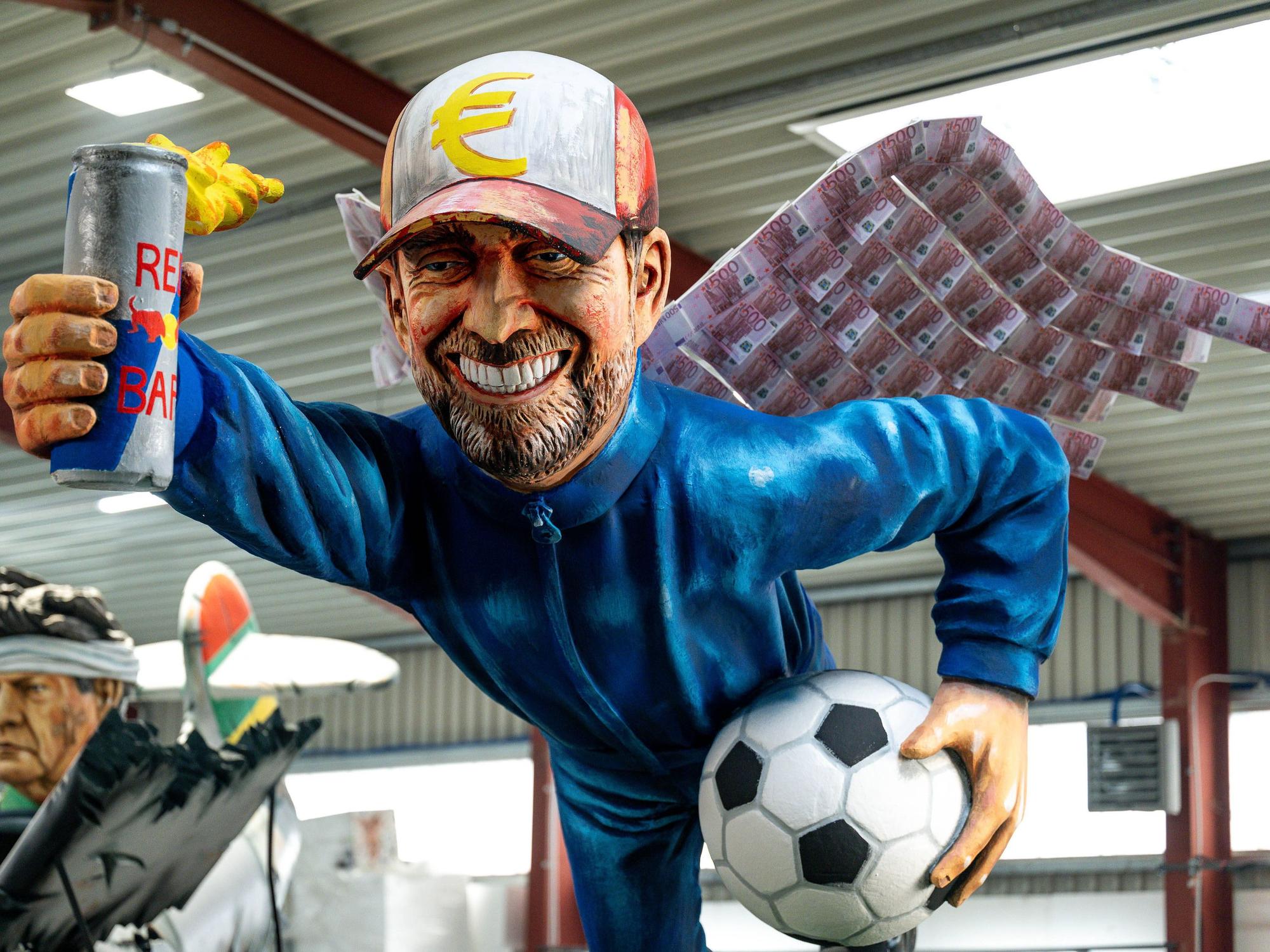 Eine Figur von Jürgen Klopp auf einem Rosenmontagszugswagen.