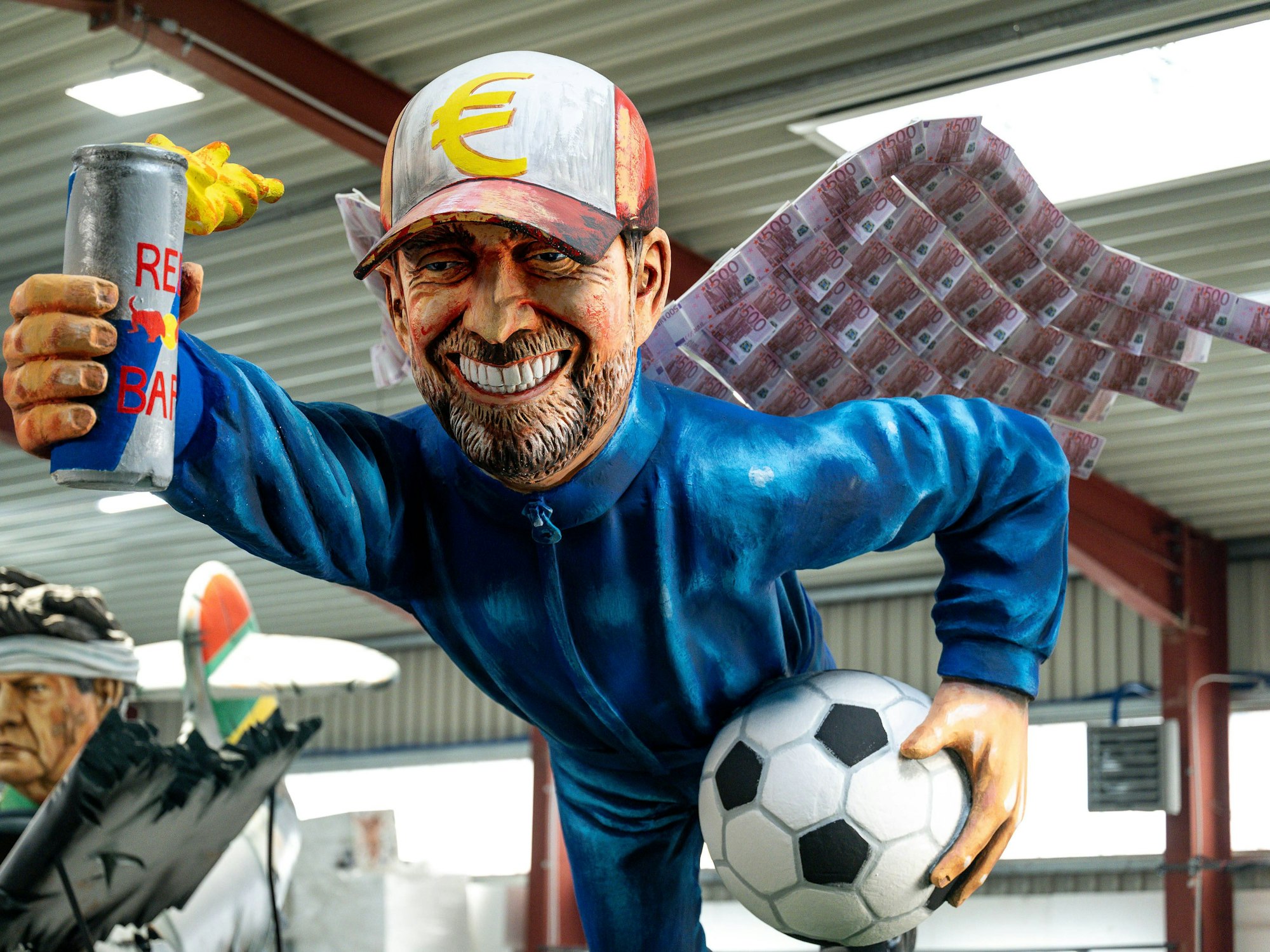 Eine Figur von Jürgen Klopp auf einem Rosenmontagszugswagen.