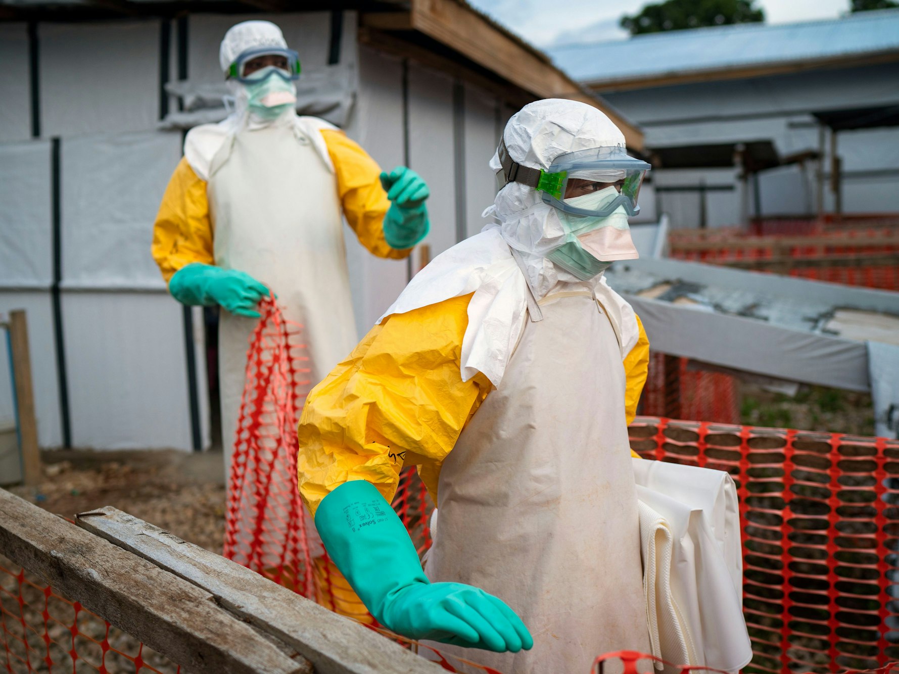 Helfer kommen im Kongo in Schutzanzügen zu mit Ebola-Erkrankten kommen (Archivfoto): Eine unbekannte Krankheit hat in der Demokratischen Republik Kongo über 50 Menschen getötet.