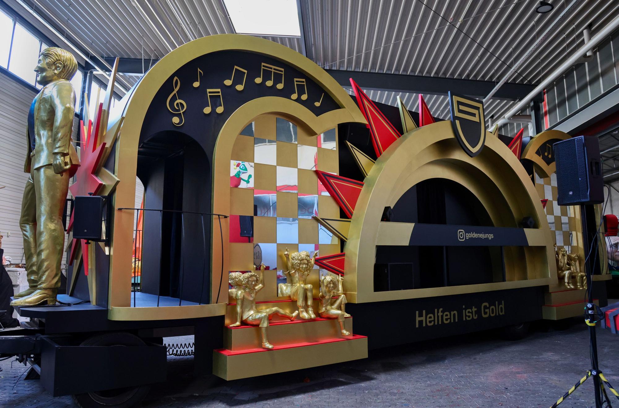 Der Festwagen der Goldenen Jungs.