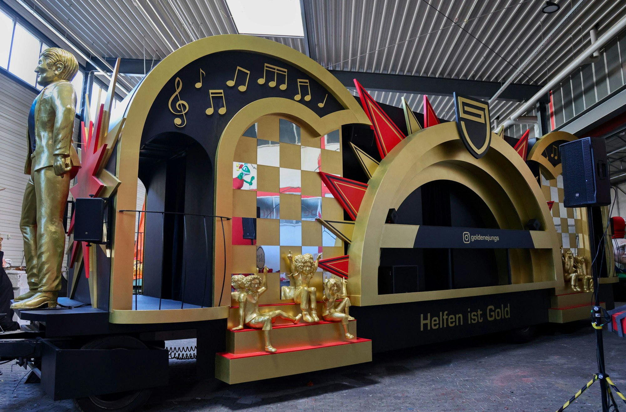 Der Festwagen der Goldenen Jungs.