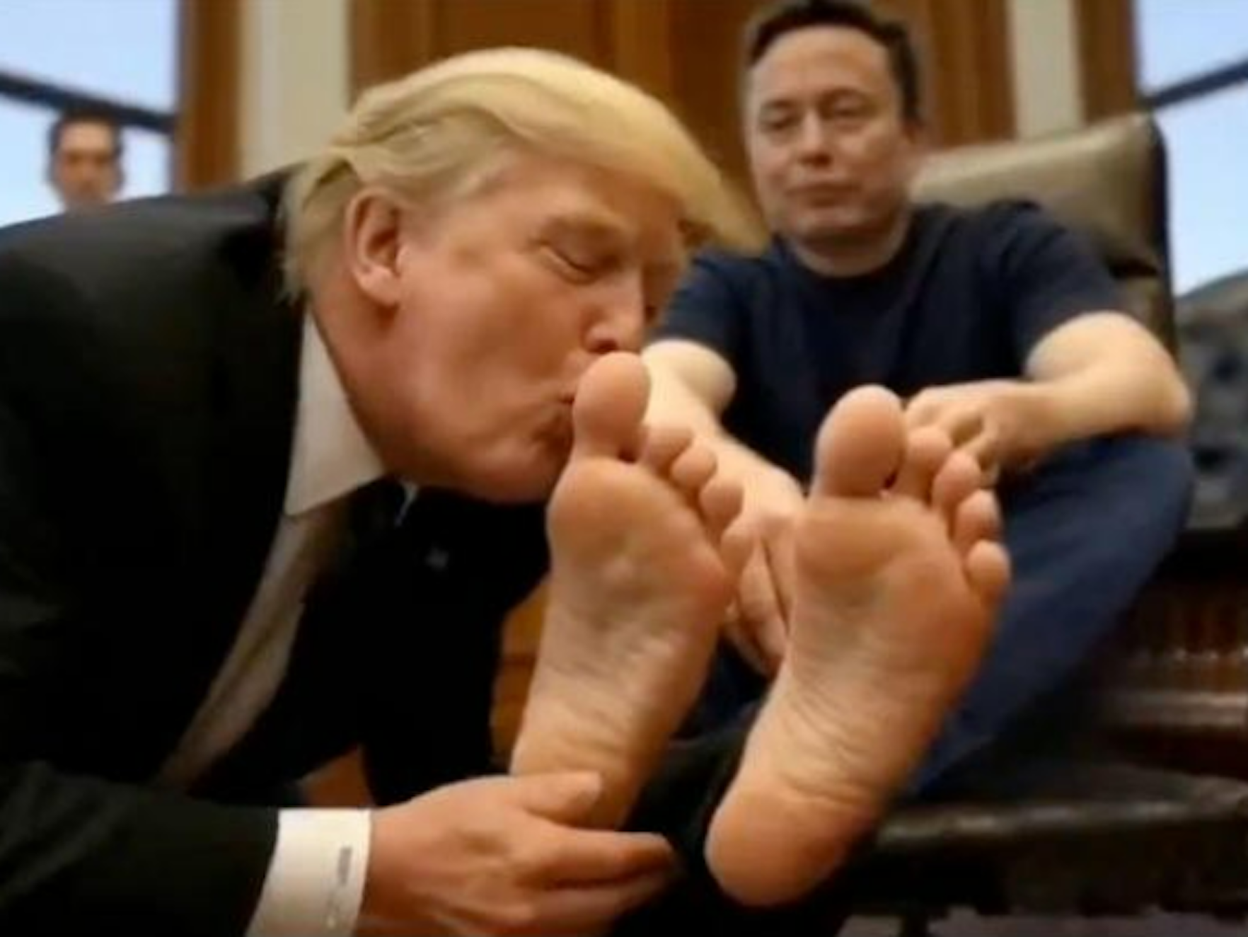 Ausschnitt aus dem KI-generierten Video, das Trump dabei zeigt, wie er die Füße von Musk küsst. Das Video wurde auf den Bildschirmen eines US-Ministeriums in Dauerschleife abgespielt.