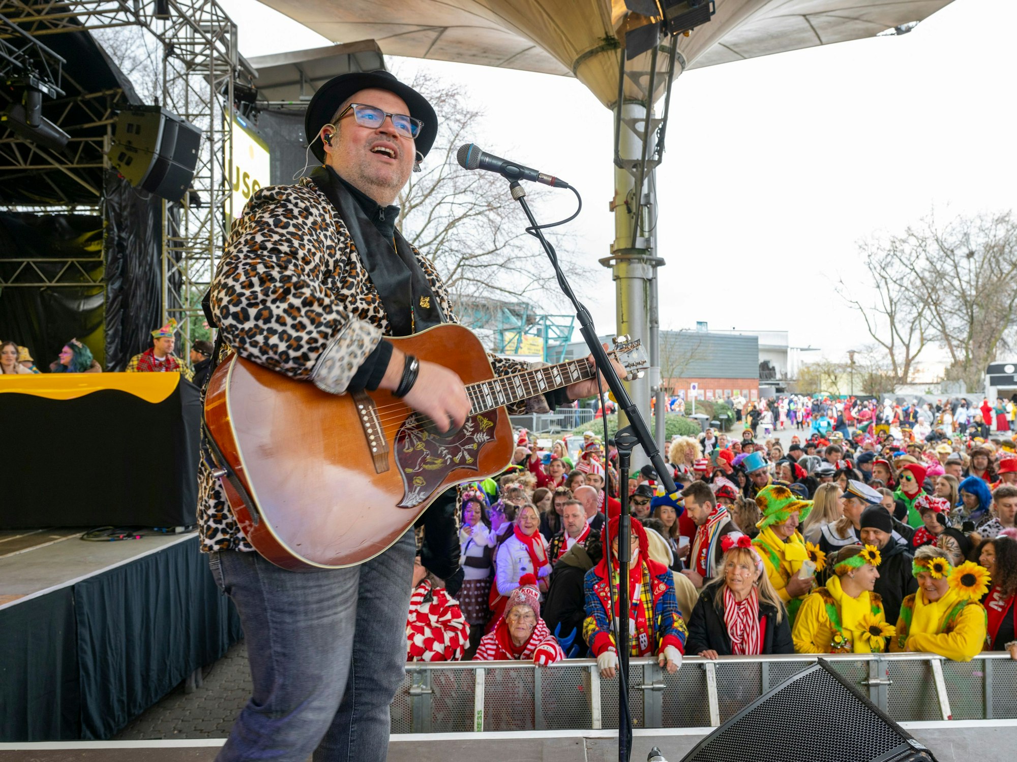 Björn Heuser mit der Gitarre auf der Bühne.