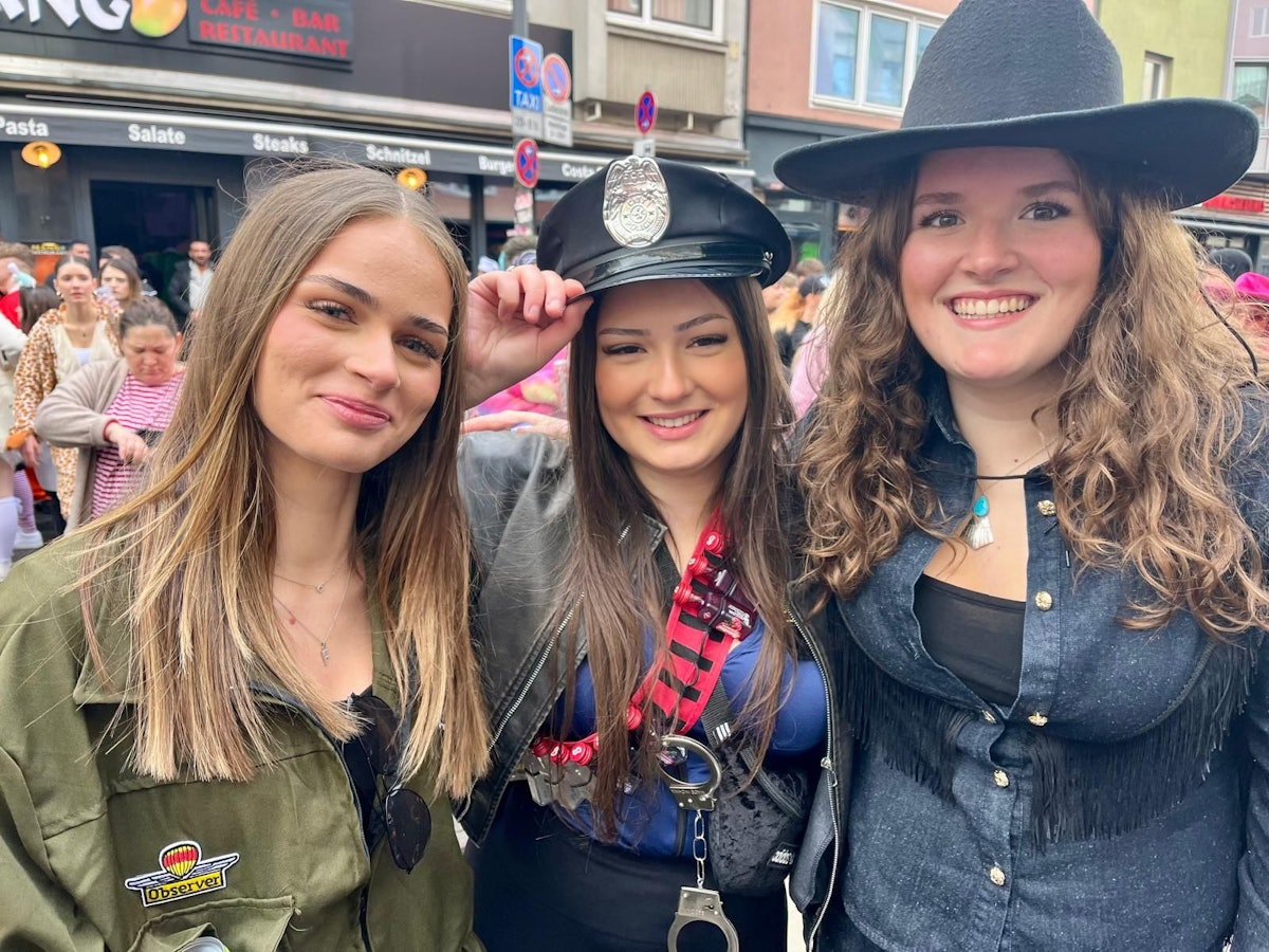 Drei Mädchen gemeinsam an Karneval.