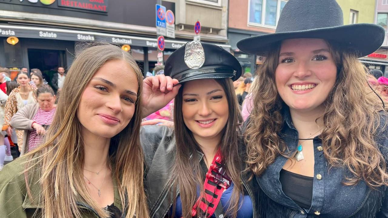 Drei Mädchen gemeinsam an Karneval.