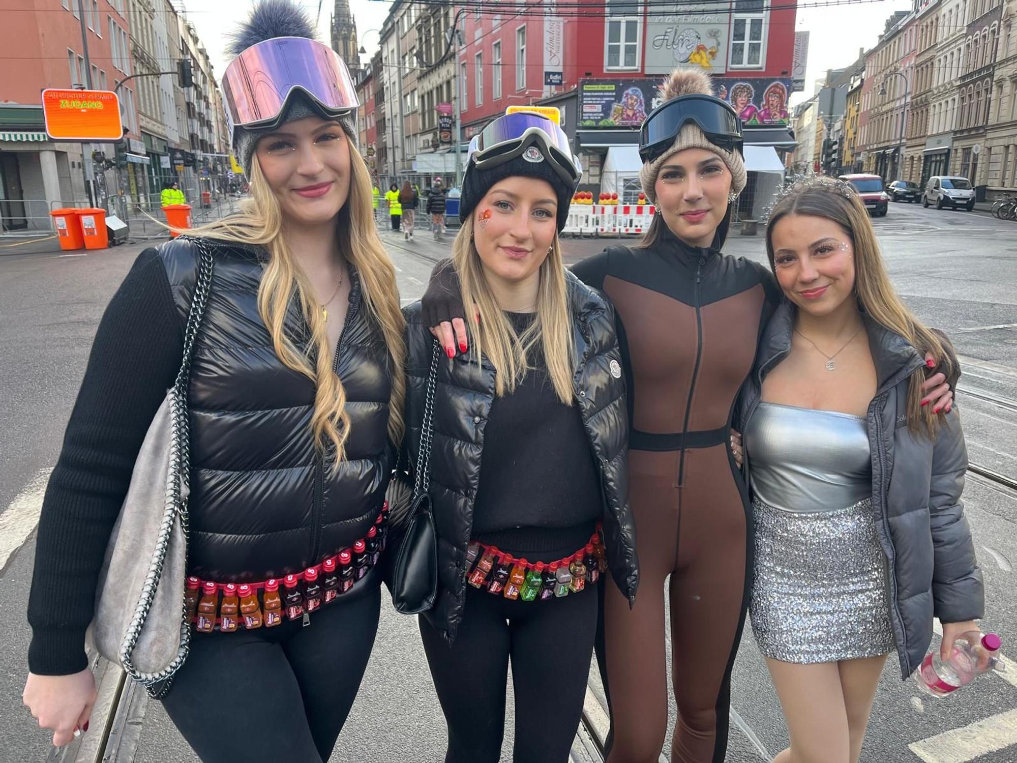 Vier junge Frauen verkleidet an Weiberfastnacht in Köln.