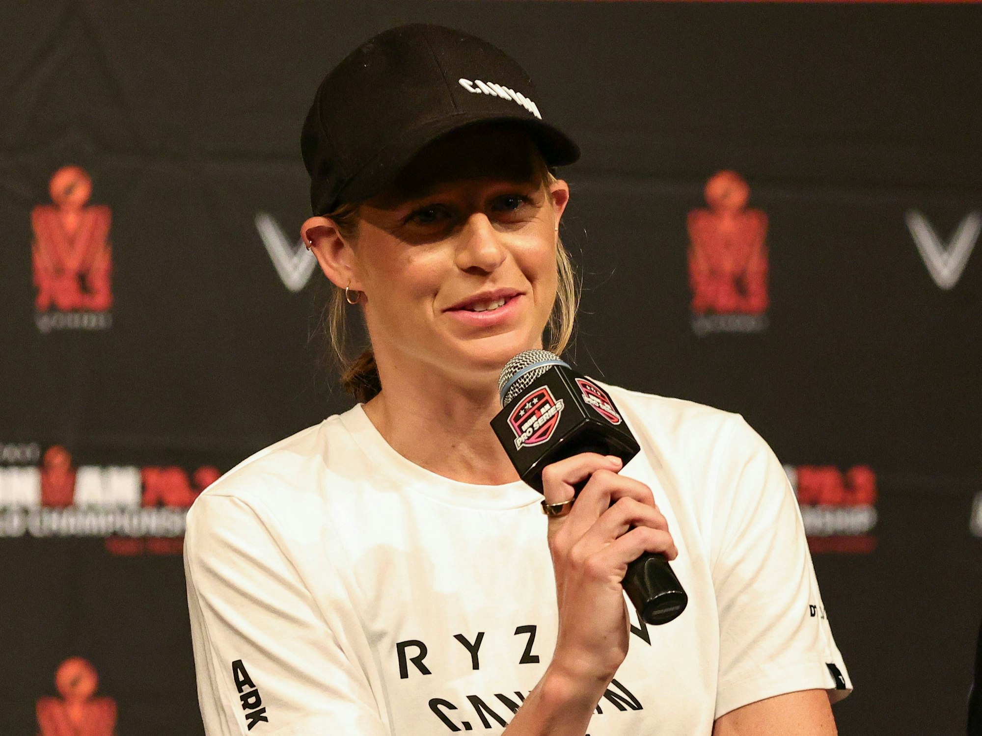 Imogen Simmonds bei einer Pressekonferenz