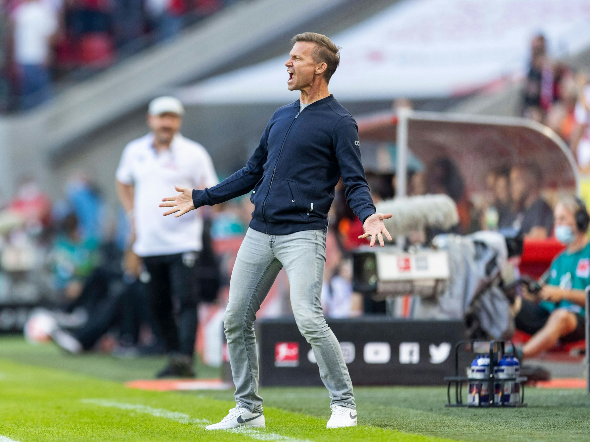 Jesse Marsch brüllt von der Seitenlinie.