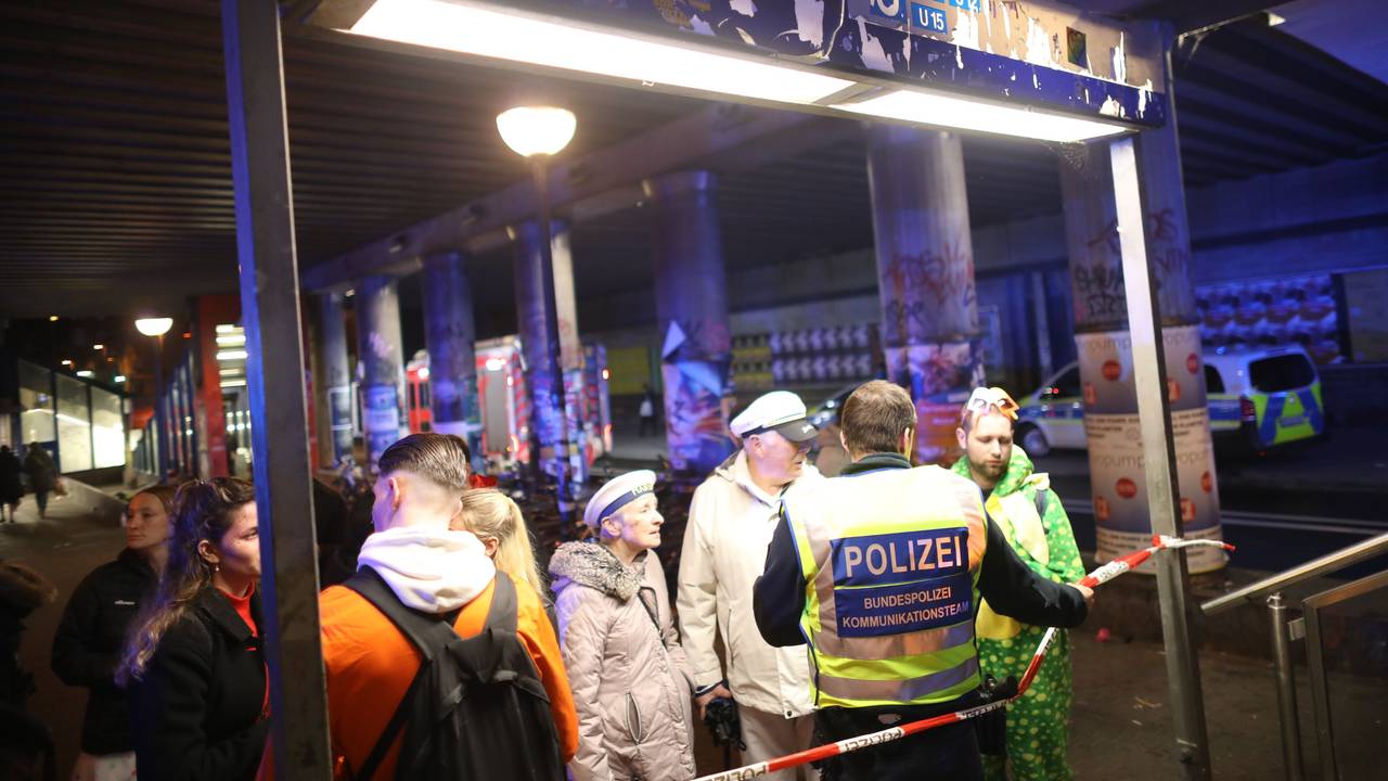 Eine Person auf den Gleisen des S-Bahnhofs am Hansaring ist von einem Zug überrollt worden.