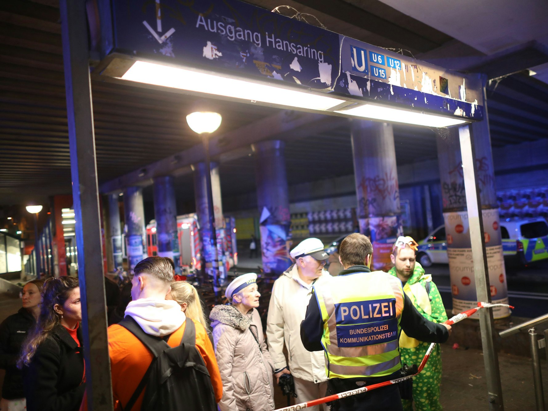 Eine Person auf den Gleisen des S-Bahnhofs am Hansaring ist von einem Zug überrollt worden.