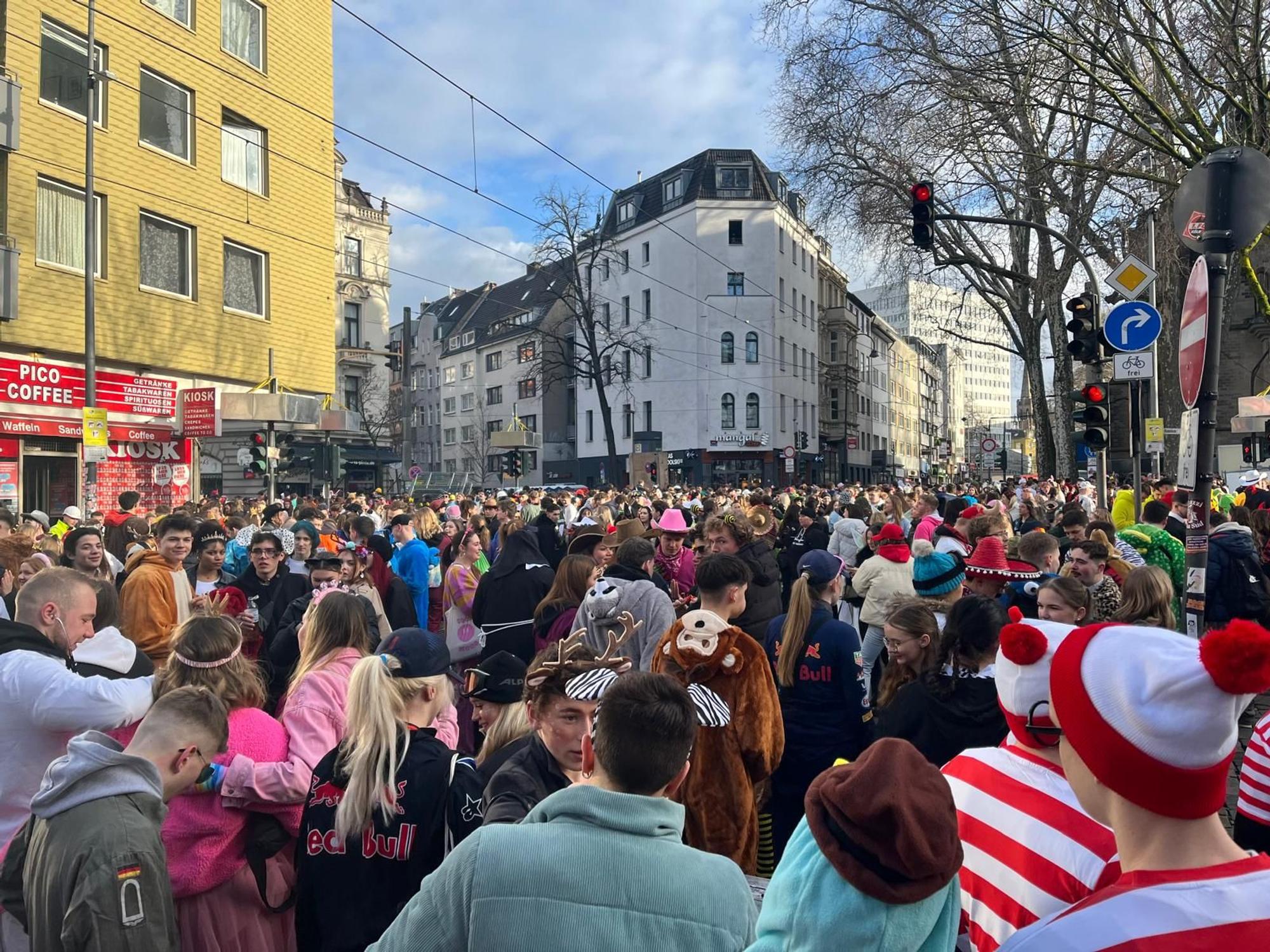 Viele Menschen auf der Zülpicher Straße während Karneval.